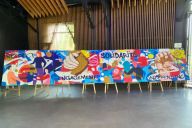 Vue d’ensemble de l’équipe réunie autour de la fresque lors de l’atelier MadCityZen. | © MadCityZen